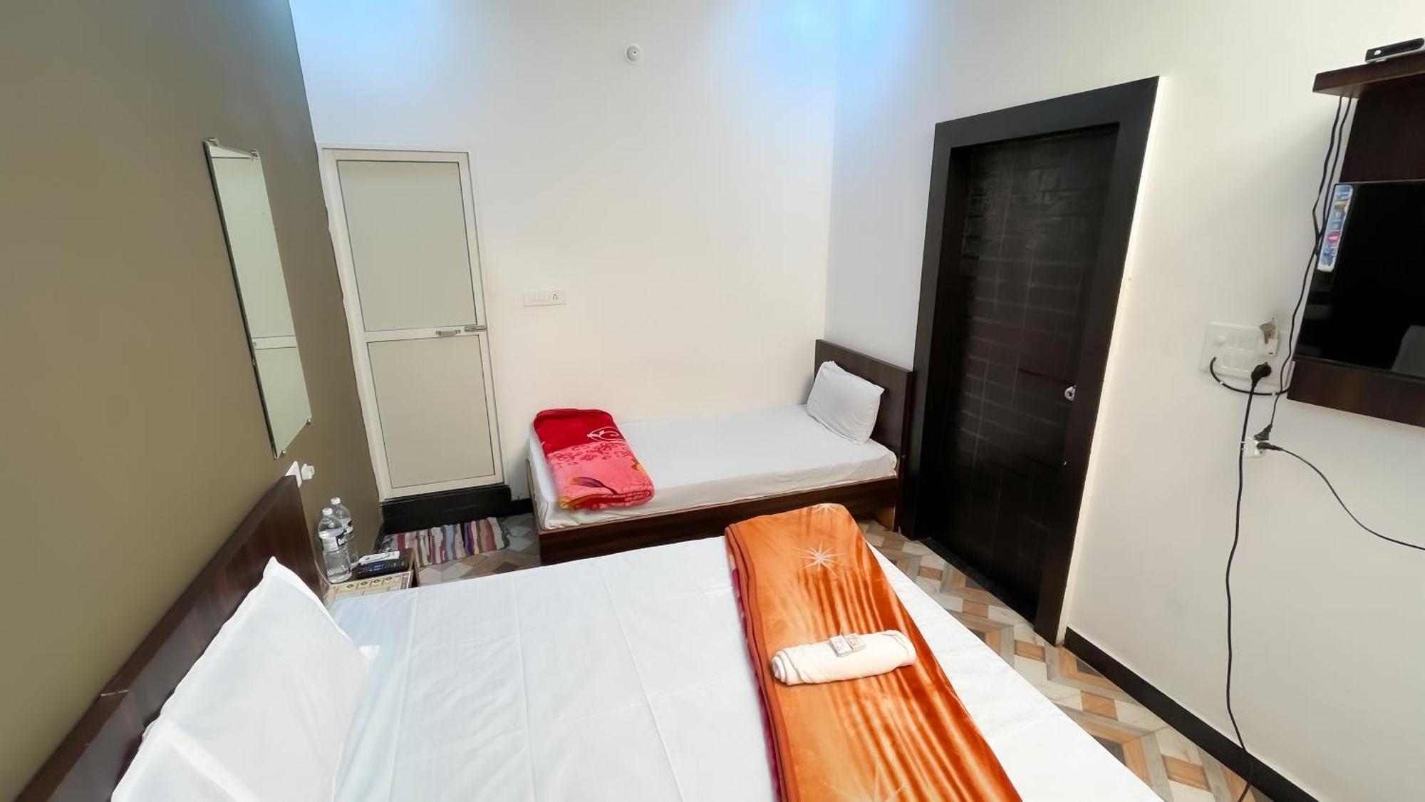 Hotel Rudraksh Udždžain Exteriér fotografie